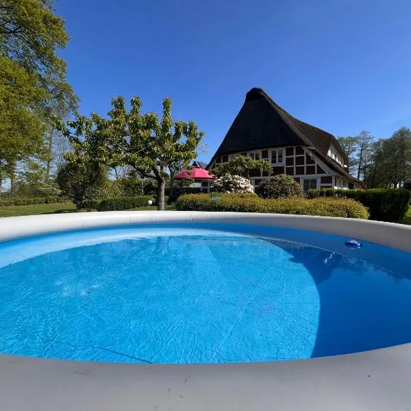 Luxus-Landhaus Nordsee, Sommer-Pool, Kaminofen, große Terrasse, Grill, 2 Schlafzimmer, Küche, Bad, WLAN, – hotel w mieście Hemmoor