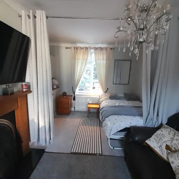 Highbury Cosham Portsmouth short stays in friendly home - Garden Room, Loungebedroom and Motorhome options, хотел в Портсмът