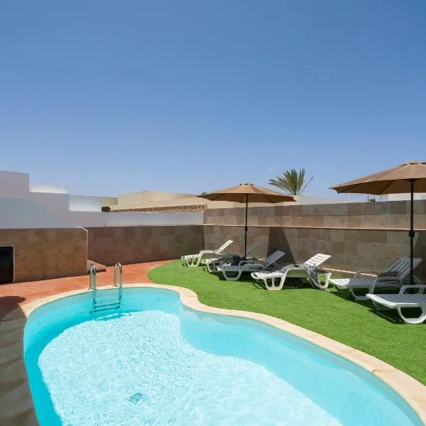 3-BR, VILLA, private pool, in the heart of Corralejo!, Hotel in Corralejo
