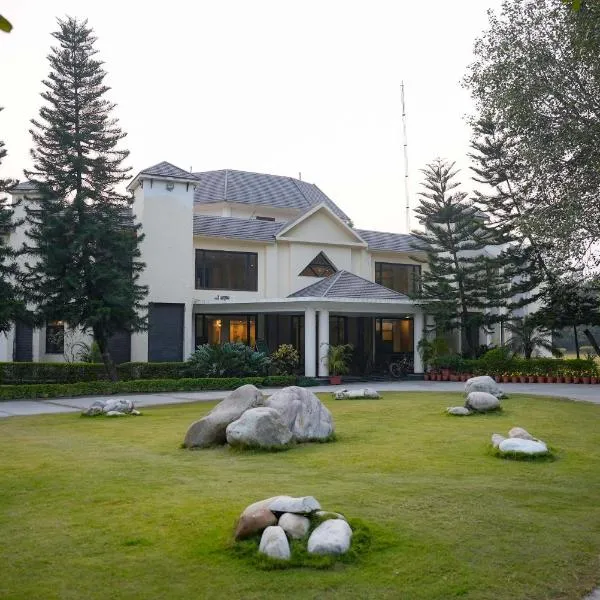 Naturoville Wellness Resort Rishikesh - Surrounded by Nature, Rooted in Wellness, hotel u gradu 'Doiwāla'
