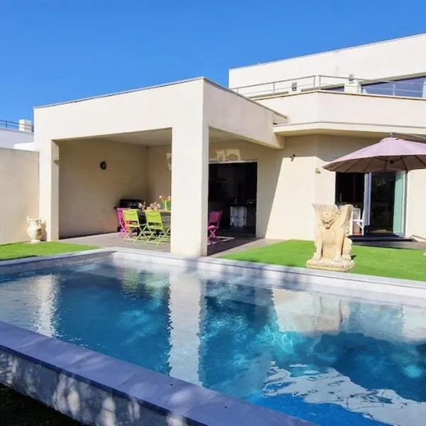 VILLA LA MAZAL, Bord de Mer, Piscine, Double Baignoire Balneo, Climatisation, hotel en Sète
