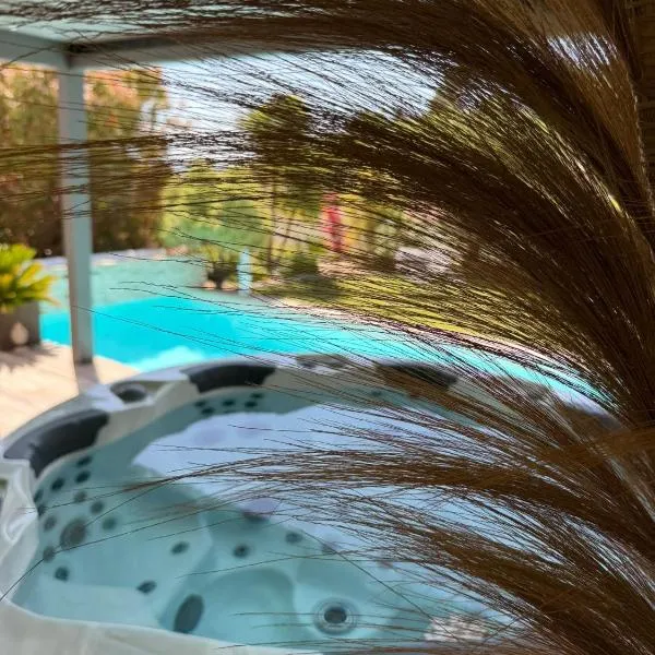 Suite romantique Le temps d'un Instant Loveroom Hammam jacuzzi piscine, hotel in Villeneuve