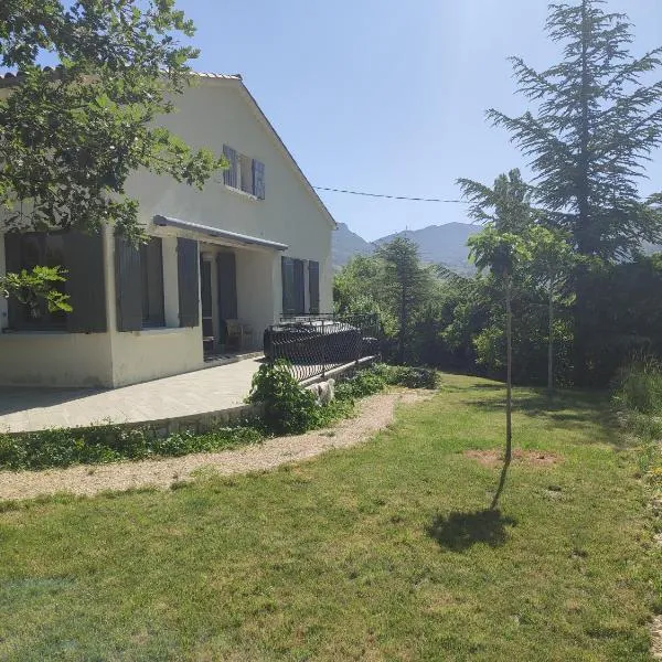 Maison individuelle au pays de la lavande, des randos, du vélo et du parapente, hotel en Séderon
