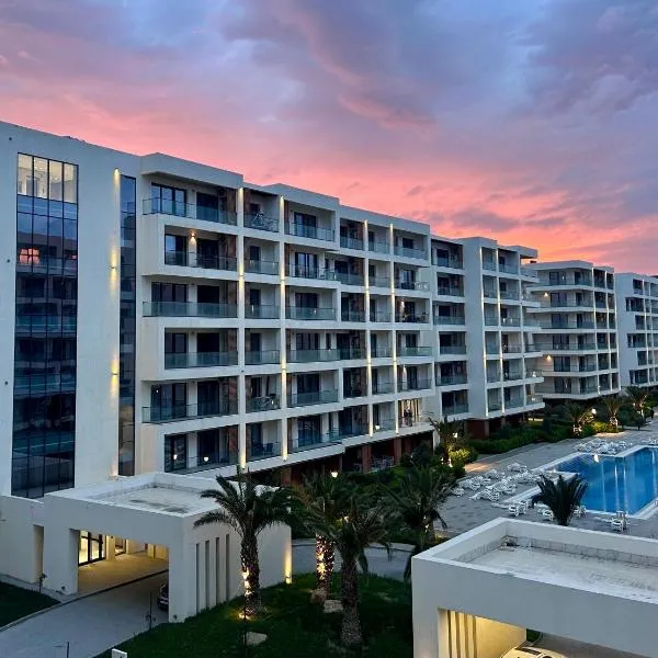 Sea Breeze Park Residence 2 , Studio with a balcony ,pool view near waterpark and circus, hotel em Baku