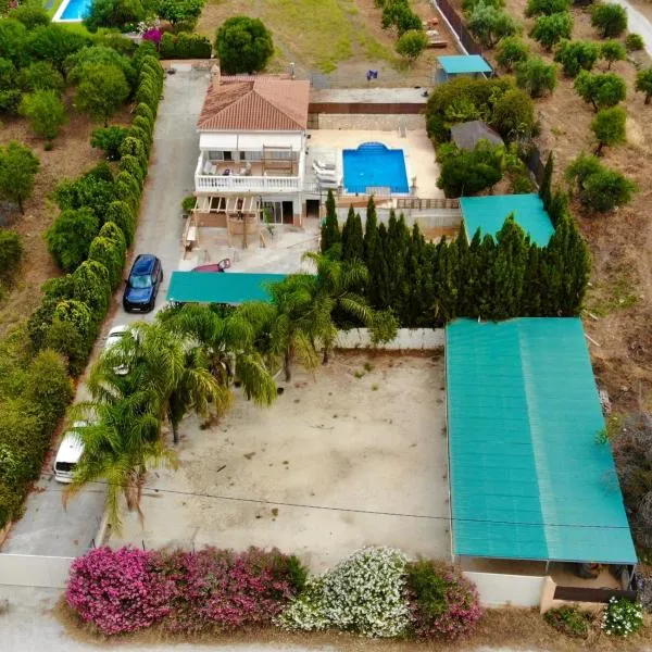 Monda Farm apartment with private pool, mountain views, nature and animals! 15 mins from Marbella, hotel din Monda