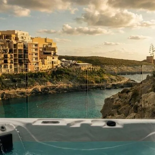 Water's Edge Suite Xlendi Direct Seafront with Private Roof Top Jacuzzi、Munxarのホテル