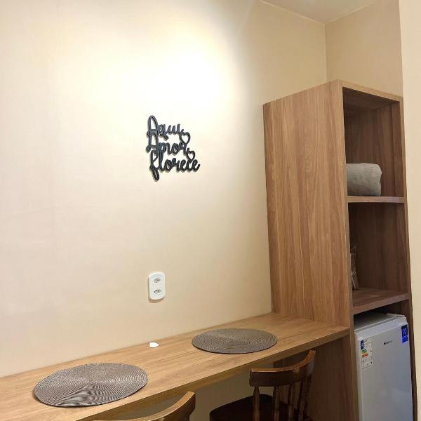Apartamento de um quarto com varanda de frente para o mar e ao lado da lagoa - Foto 4