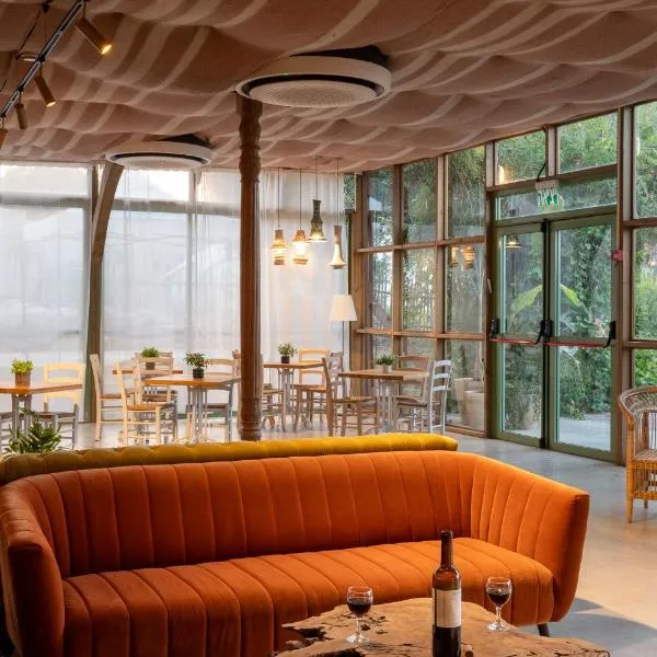Almog Hotel: Almog şehrinde bir otel