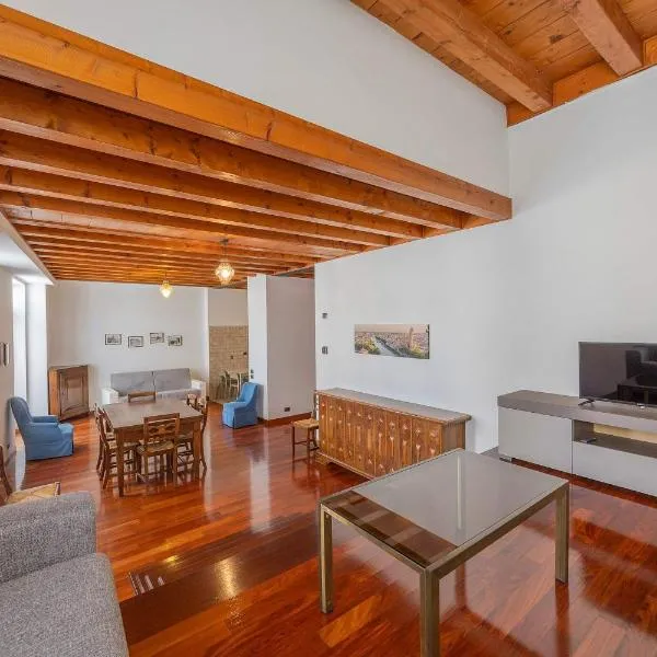 Timber and Light Spacious Apartment with Balcony, Hotel in Verona