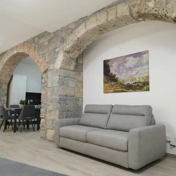 Casa Antonella, just steps from the lake, hotel di Osteno