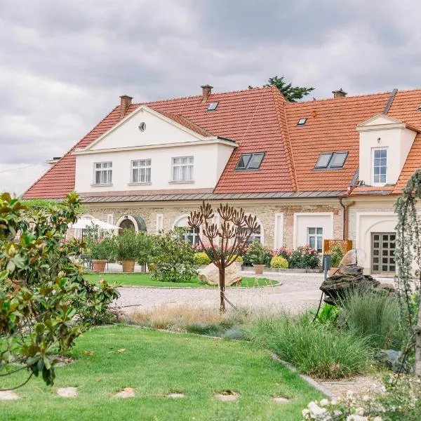 Na Kmíně, hotel di Obříství