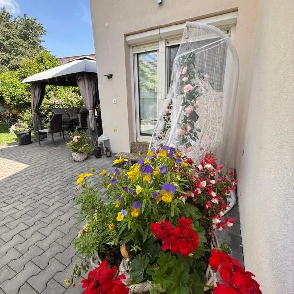 Alia house with garden in Piešťany, hotel i Piešťany