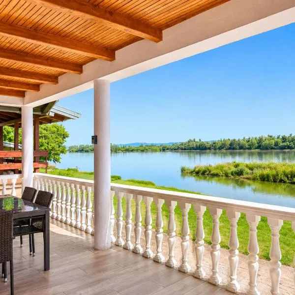 Danube Panorama House - River View, Jacuzzi & Nature, hotel a Čelarevo