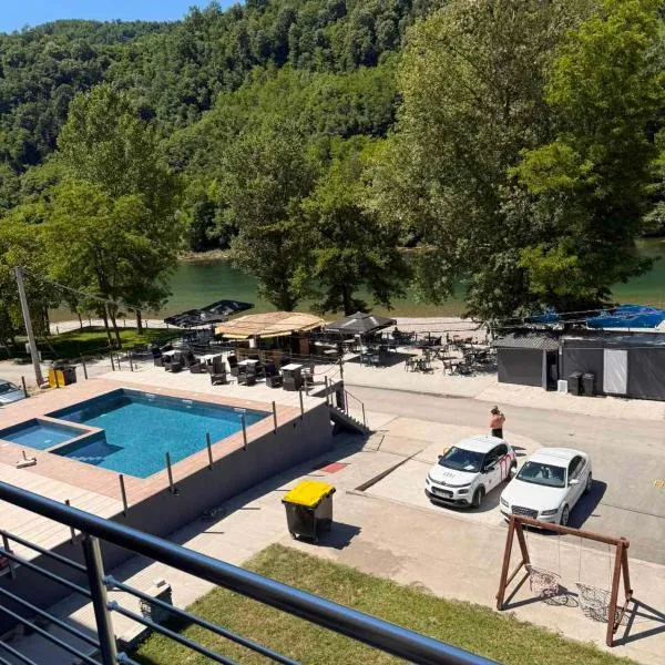 Apartment Zlatna plaža, מלון בBratunac