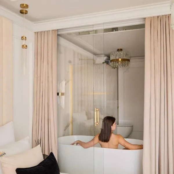 Portovo Jacuzzi Mirror Suite by Downtown Apartments, ξενοδοχείο στο Γκντανσκ