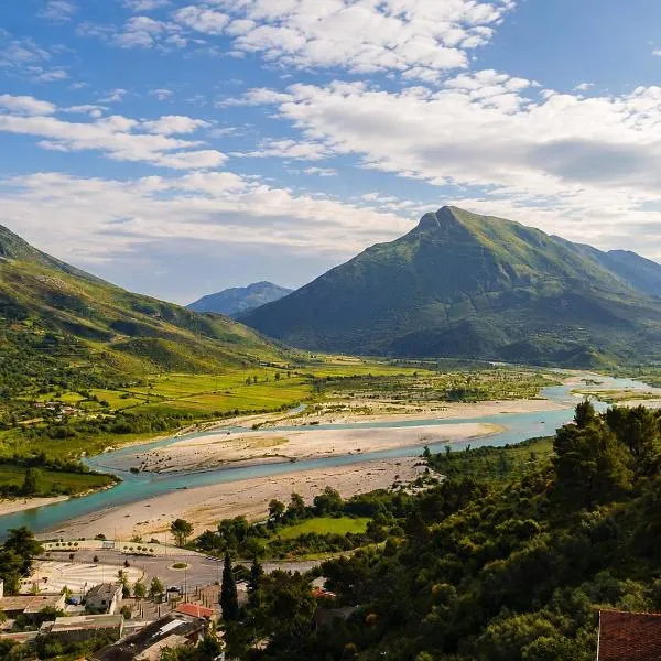 Vila Përmbi Tepelenë، فندق في Tepelenë