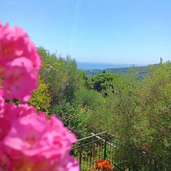TraMonti e Mare, vista mare giardino, la casa che in ogni stagione si trasforma!, hôtel à Celle Ligure
