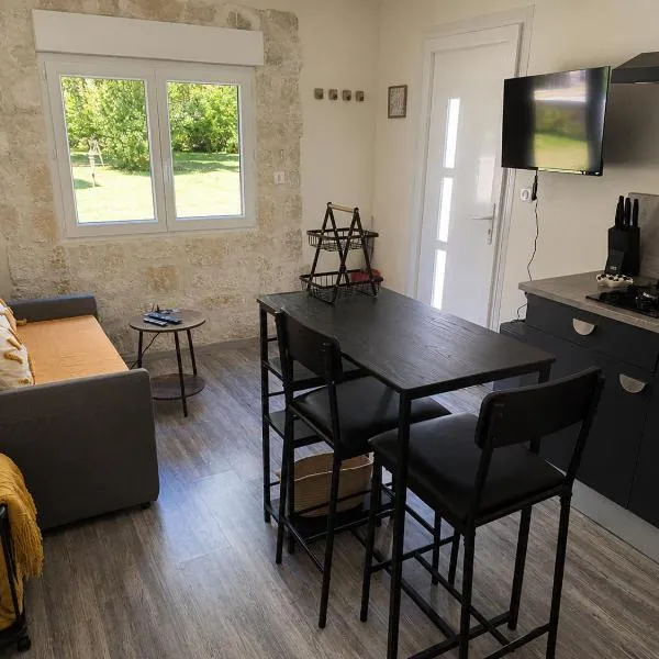 The French Hideaway Eymet - One Bedroom Apartment - Twin Or King Bed - Pool & Free Parking, hotel a Eymet