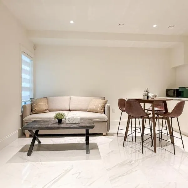 Bright & Brand New 2BR Kerrisdale Suite, hotel di Vancouver