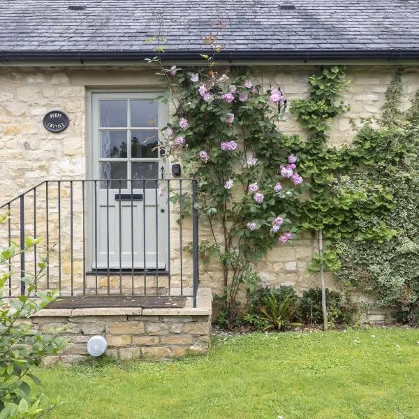 Cosy 2-Bed Cotswold Cottage in Shipton Oliffe, хотел в Челтнъм