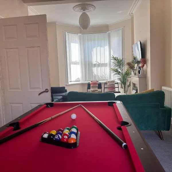 Family Hot Tub Retreat with pool table and garden, готель у місті Кардіфф