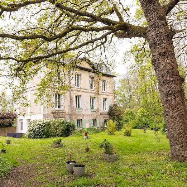 Grand Studio Privé et Ses Jardins dans Manoir de 1803 en Forêt, hotel em Tourville-sur-Pont-Audemer