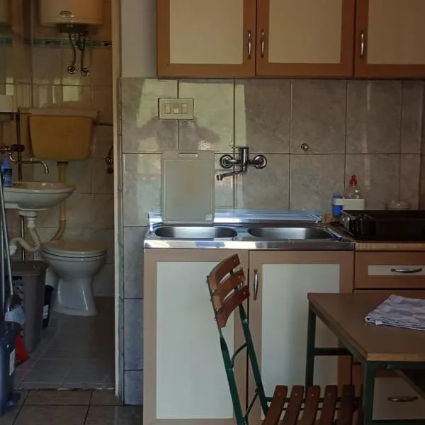 Apartman Laura 3، فندق في كاميناري