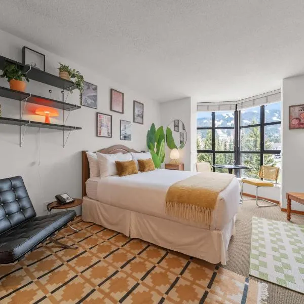 Mid Century Modern - Whistler Studio w Pool & Hot Tub – hotel w mieście Whistler