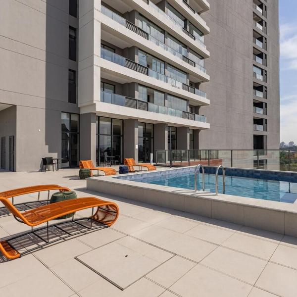 Stay Home Pinheiros - Apartamento completo com Varanda - Piscina interna e Piscina externa - Academia top - Sala de jogos com Bilhar - Lavanderia - Sala Coworking - Foto 4