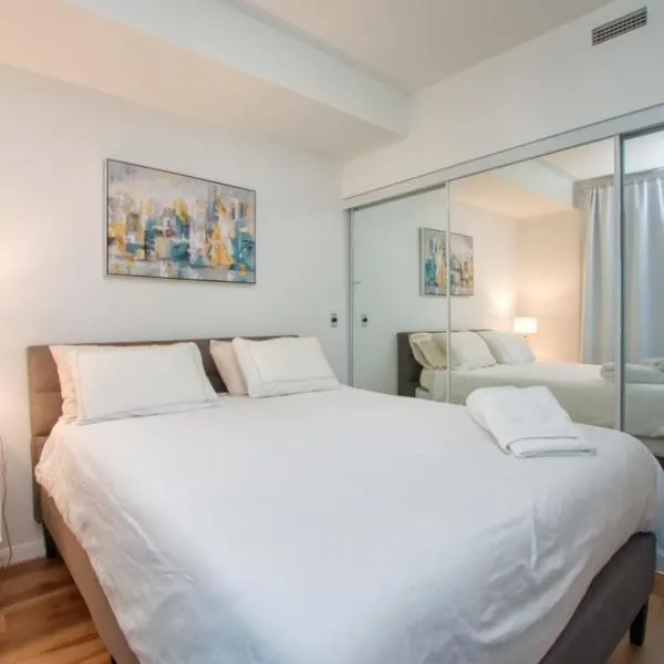 Stunning DT Waterfront Suite with Swimming Pool, hotel en Toronto