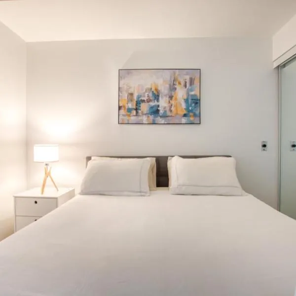 Stunning DT Waterfront Suite with Swimming Pool, hotel din Toronto