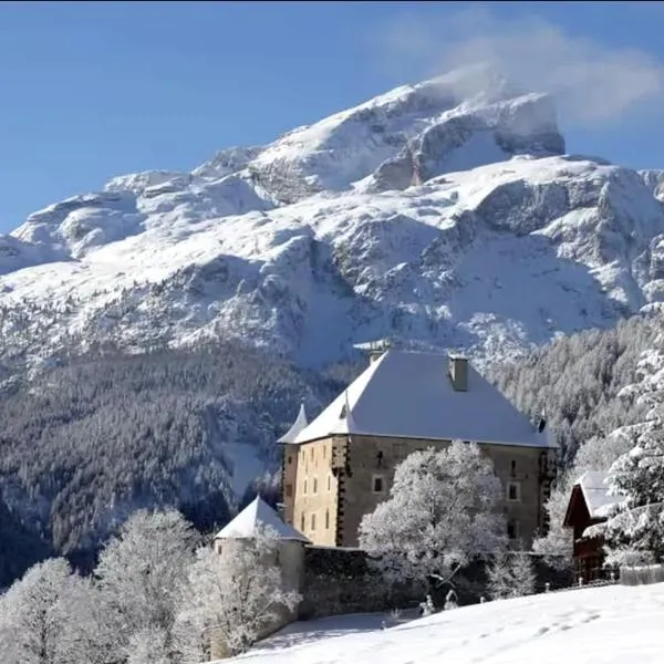 Luxury Chalet at the Foot of the Dolomites by the Castle, hôtel à La Villa
