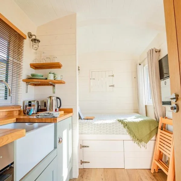 Hazel Boutique Shepherds Hut Cotswolds, hotell i Cirencester