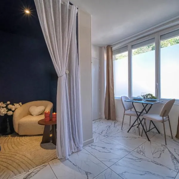 LA SECRET ROOM - suite de luxe avec jacuzzi, hotel in Livron-sur-Drôme