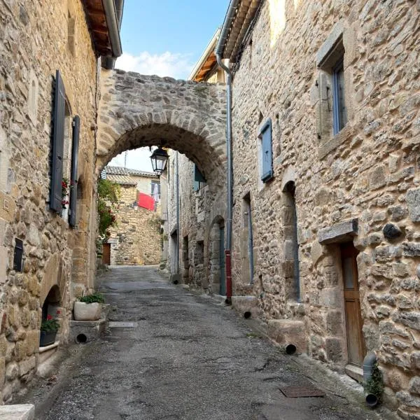 Maison en pierre climatisée - Village Ardéchois, hotel en Coux