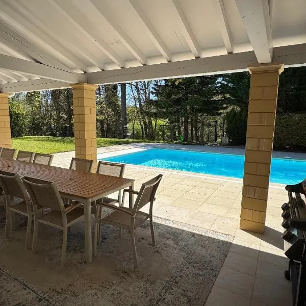 Manoir et Appartements avec piscine au Domaine de Bize Mirepoix, hotel u gradu 'Mirepoix'