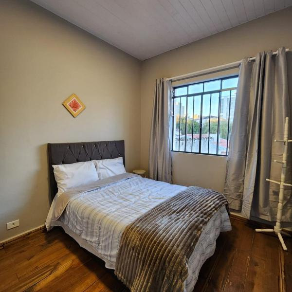 Pequeno quarto no coração de Curitiba - Foto 2