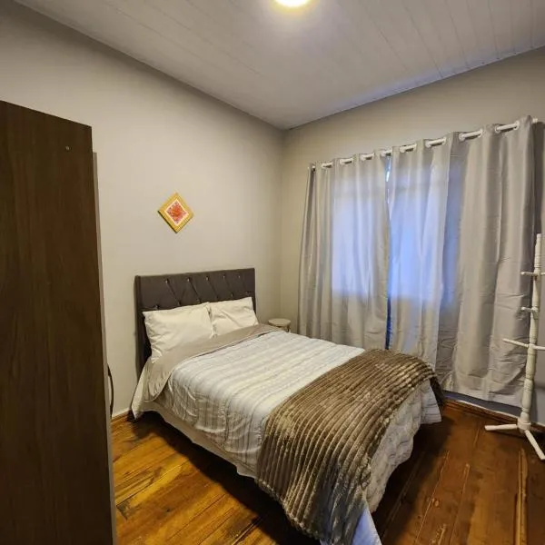 Pequeno quarto no coração de Curitiba, hotel in Curitiba