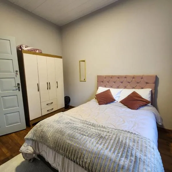 Quarto central em ótima localização, hotel in Curitiba