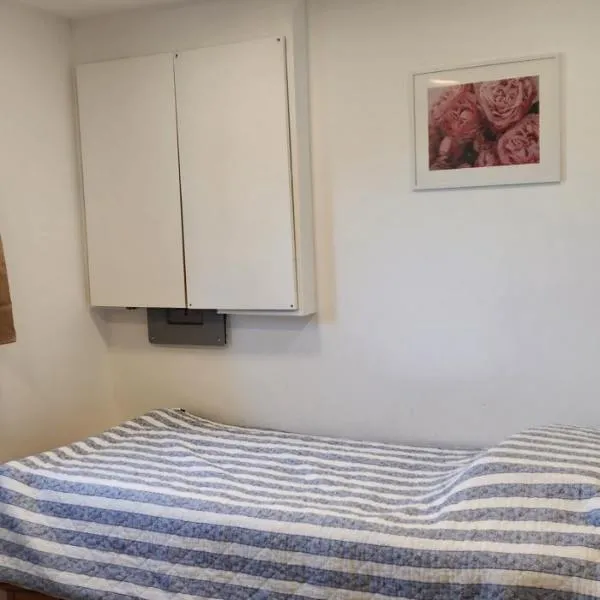 Room with private kitchenet and private bathroom, hotel di Victoria