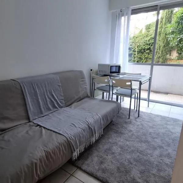 Studio avec parking, terrasse, piscine, sans vis-à-vis、カリュイール・エ・キュイールのホテル