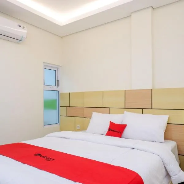 RedDoorz Plus near Pasar Gede Solo, Hotel in Solo