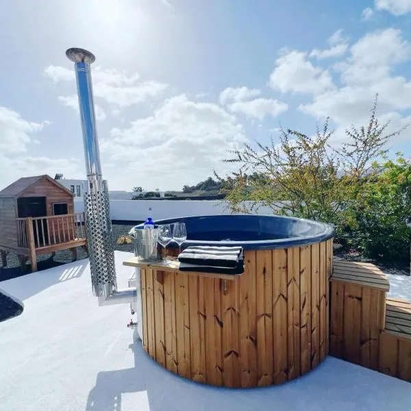 Chalet Emily Alpine Chic with Hot Tub and Ocean View By Lanzarote Vacation Homes, hotel em Costa Teguise