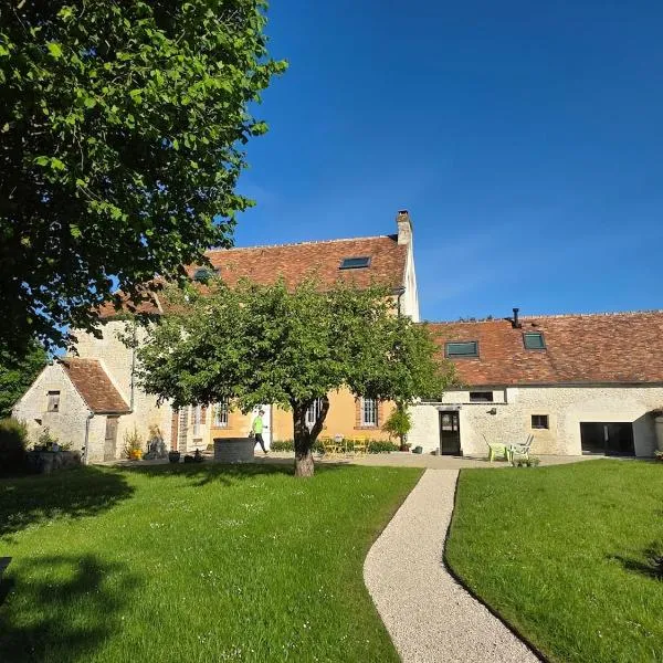 Le vieux presbytère - goûtez à la tranquillité, hotel em Saint-Germain-de-Clairefeuille
