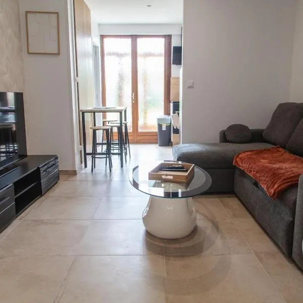 Cozy House between City and Beach Private Garden, hotel a Dunkerque