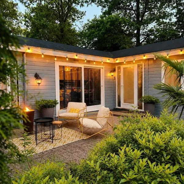 Cosy Forest Cabin, hotel in Putten