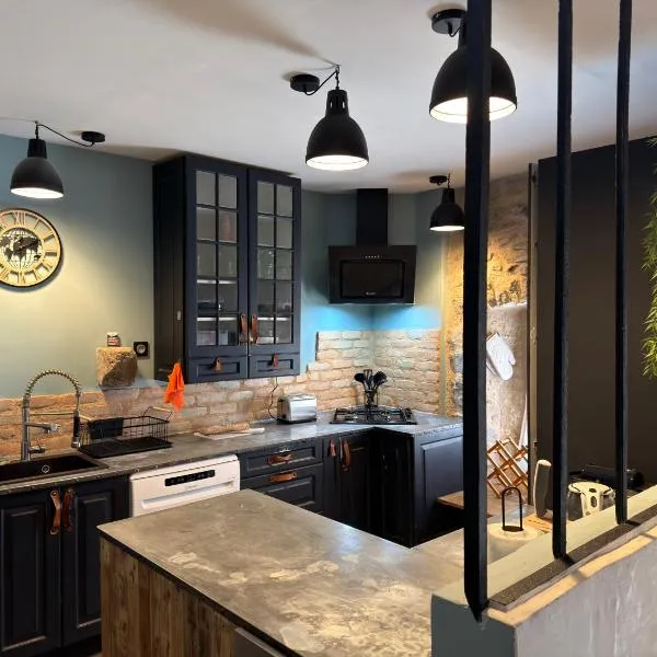 Maison de village en pierre - Cœur du vieux Coux، فندق في Coux