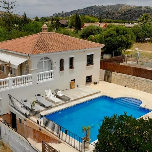 Monda Farm apartment with private pool, mountain views, nature and animals! 15 mins from Marbella, hotel en Monda