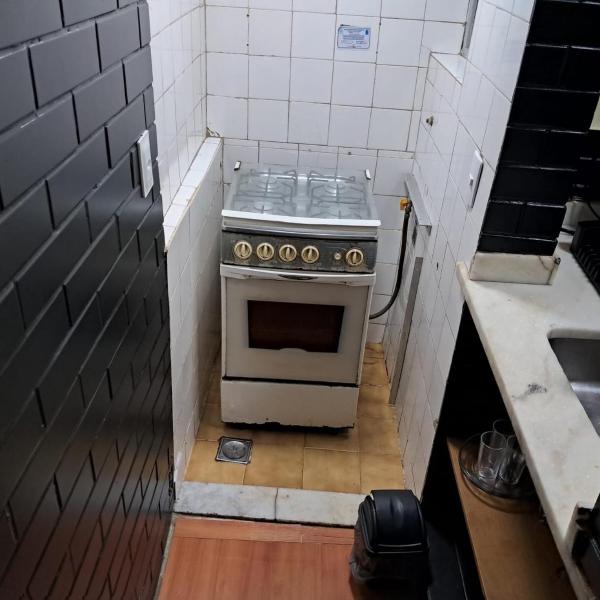 Seja bem-vindo ao coração de Copacabana aqui é a combinação perfeita entre a brisa do mar com a facilidade urbana na quadra da praia o nosso apartamento oferece conforto necessário para você relaxar após um dia inteiro explorando a cidade maravilhosa - Foto 4
