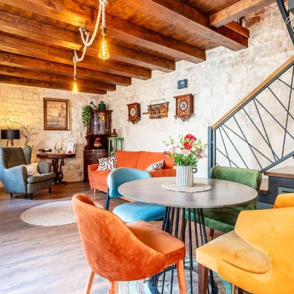 Traditional apartment Vedran in a stone house in the very center of Trogir, Hotel in Trogir